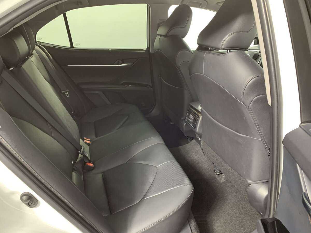 Toyota Camry с пробегом — 2021 год. Фото: #17