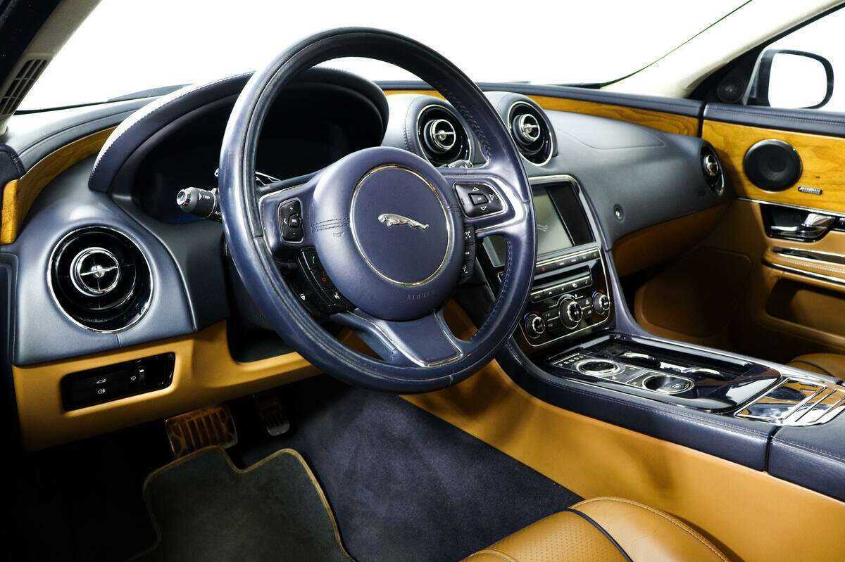 Jaguar XJ с пробегом — 2013 год. Фото: #12
