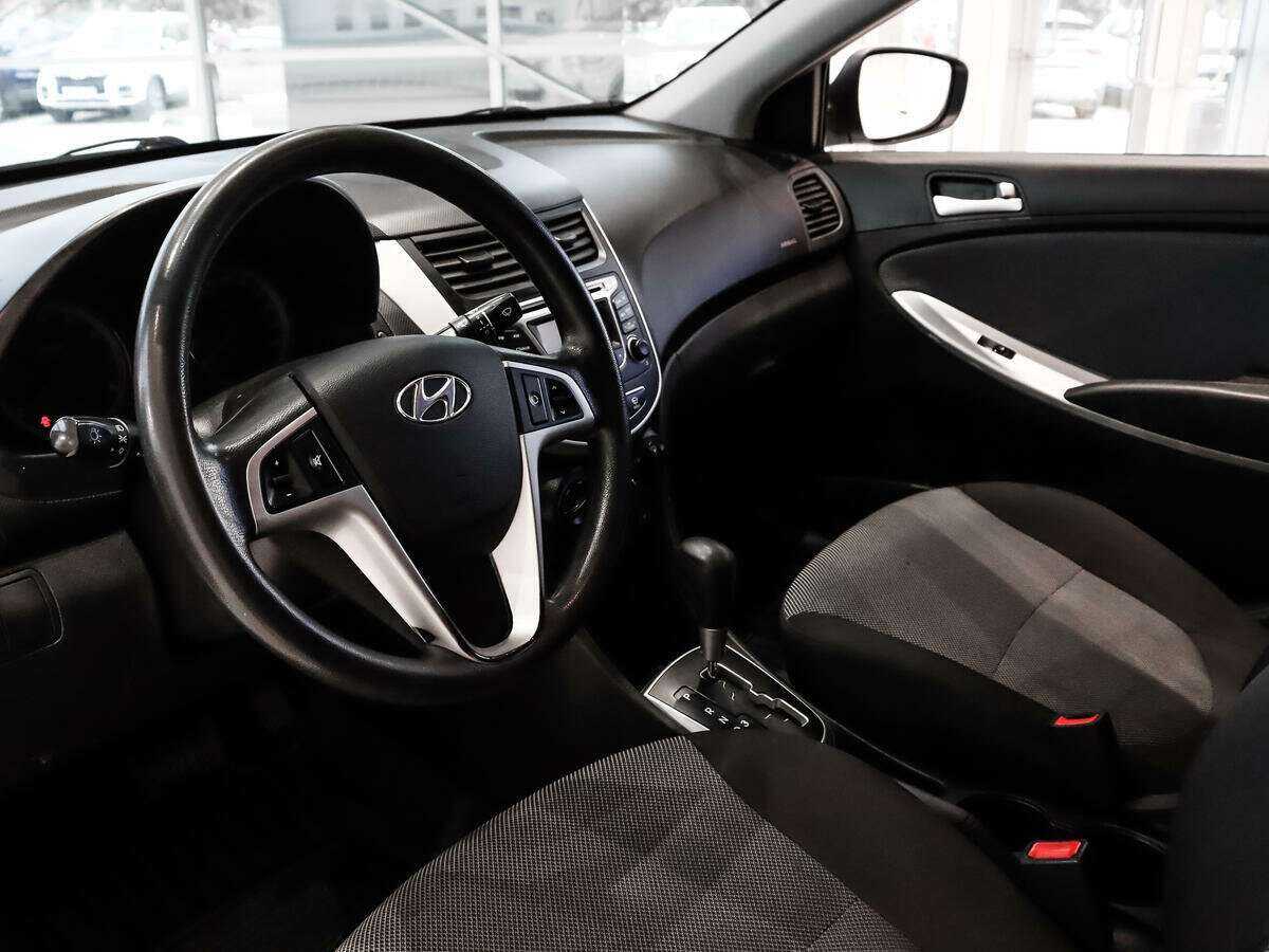 Hyundai Solaris с пробегом — 2012 год. Фото: #8