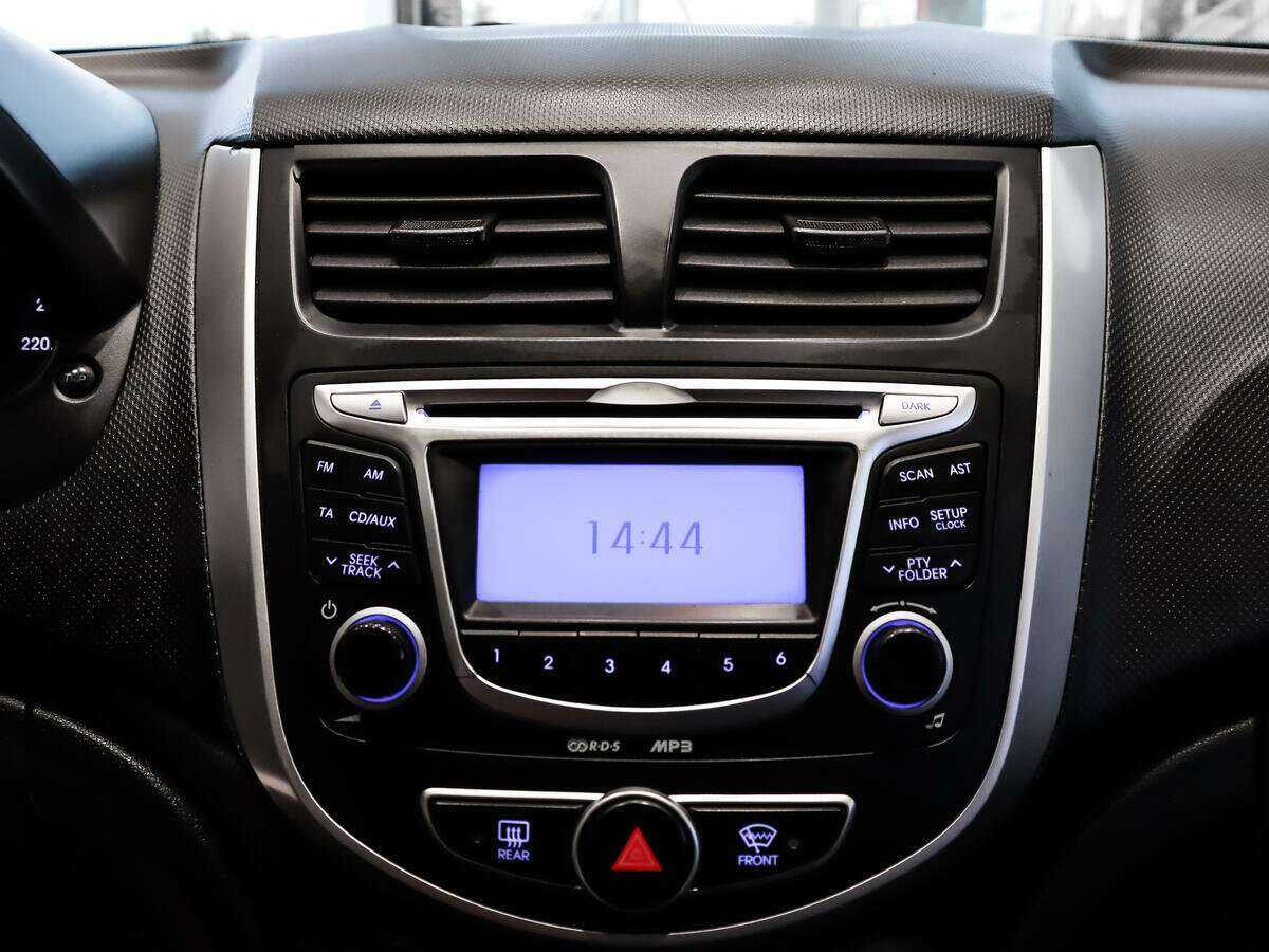 Hyundai Solaris с пробегом — 2012 год. Фото: #12