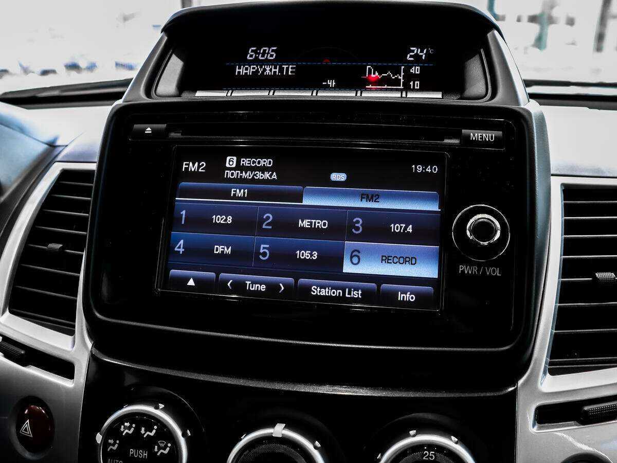 Mitsubishi Pajero Sport с пробегом — 2015 год. Фото: #14