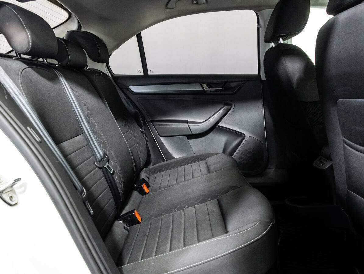 Skoda Rapid с пробегом — 2017 год. Фото: #11