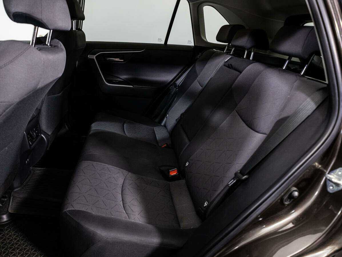 Toyota RAV4 с пробегом — 2021 год. Фото: #6