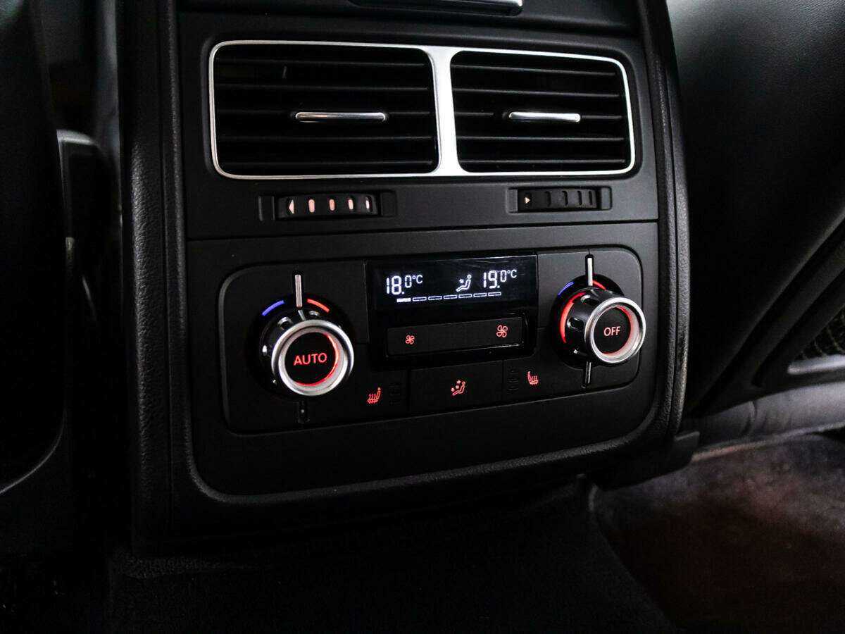 Volkswagen Touareg с пробегом — 2012 год. Фото: #24