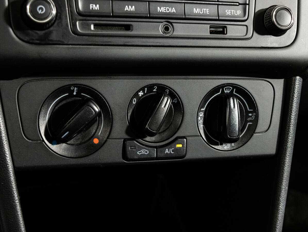 Volkswagen Polo с пробегом — 2020 год. Фото: #13