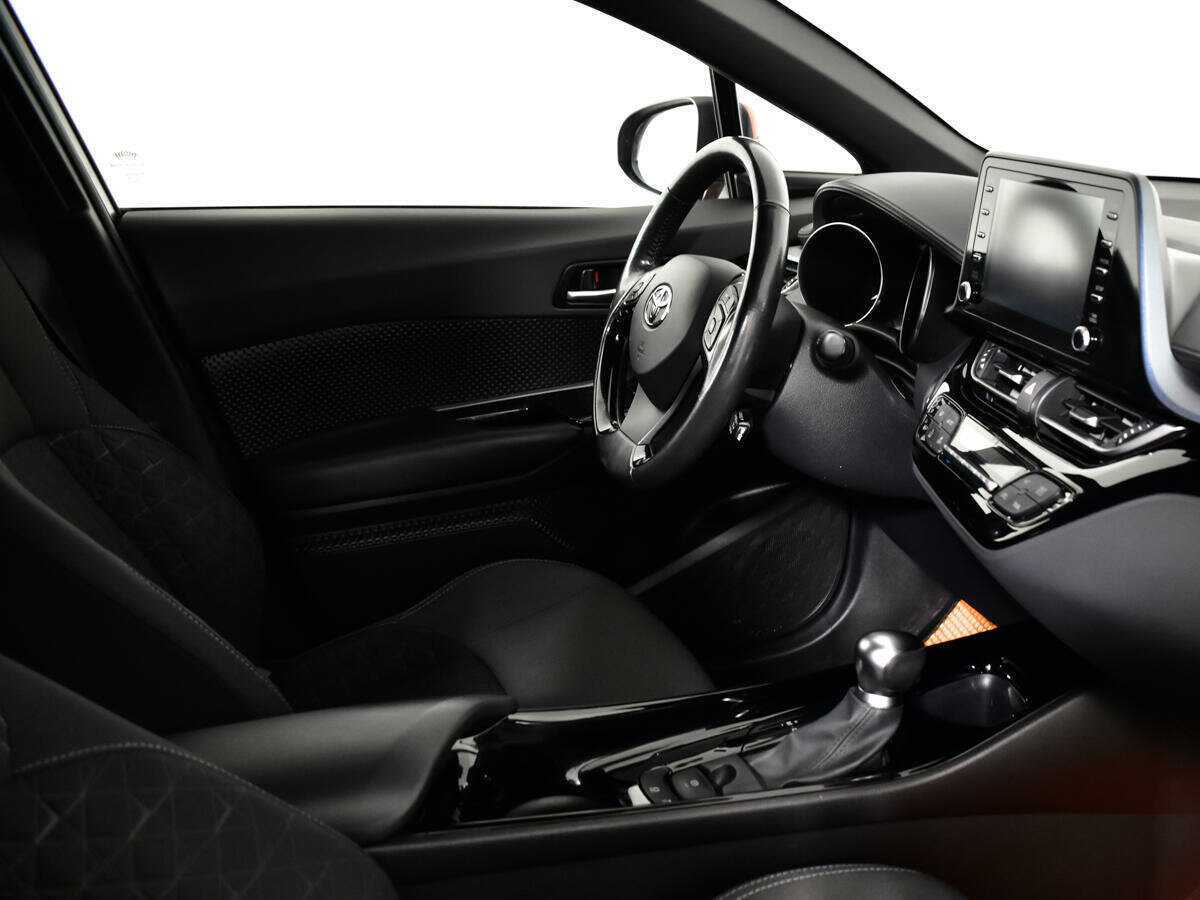 Toyota C-HR с пробегом — 2020 год. Фото: #8