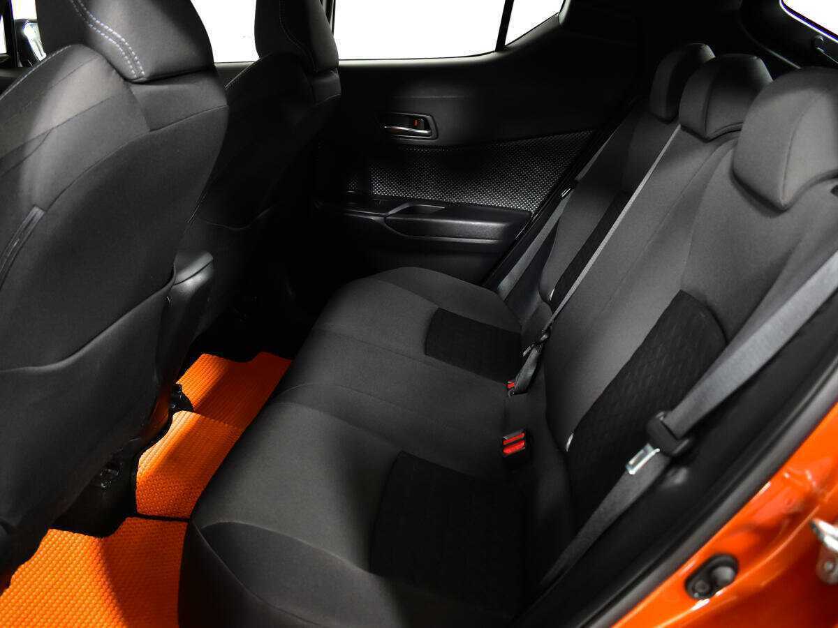 Toyota C-HR с пробегом — 2020 год. Фото: #9