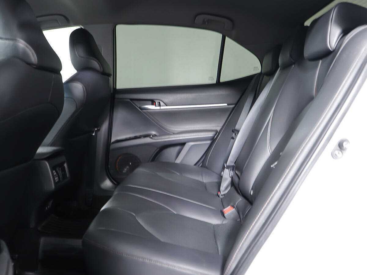 Toyota Camry с пробегом — 2018 год. Фото: #9