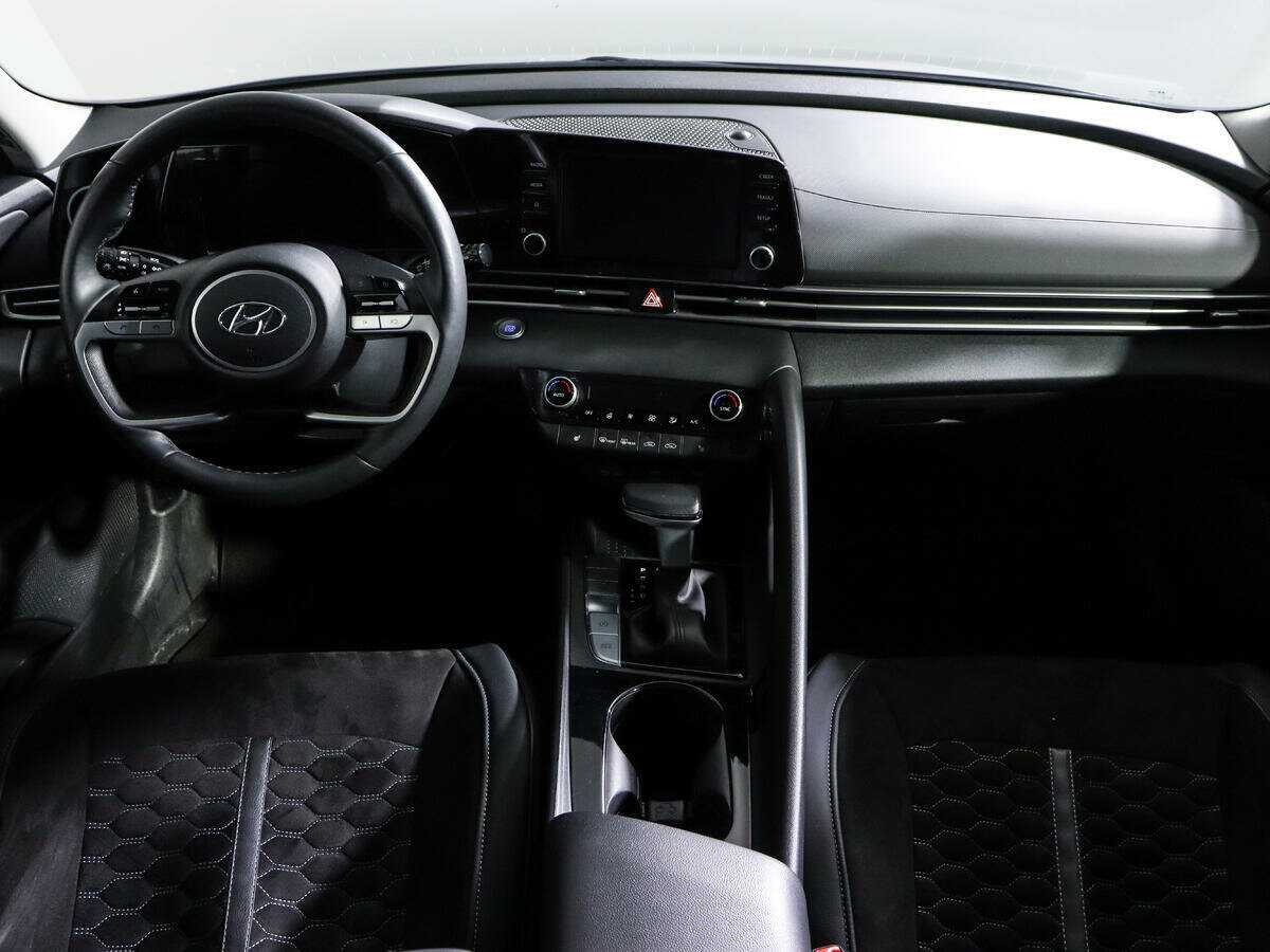 Hyundai Elantra с пробегом — 2022 год. Фото: #11