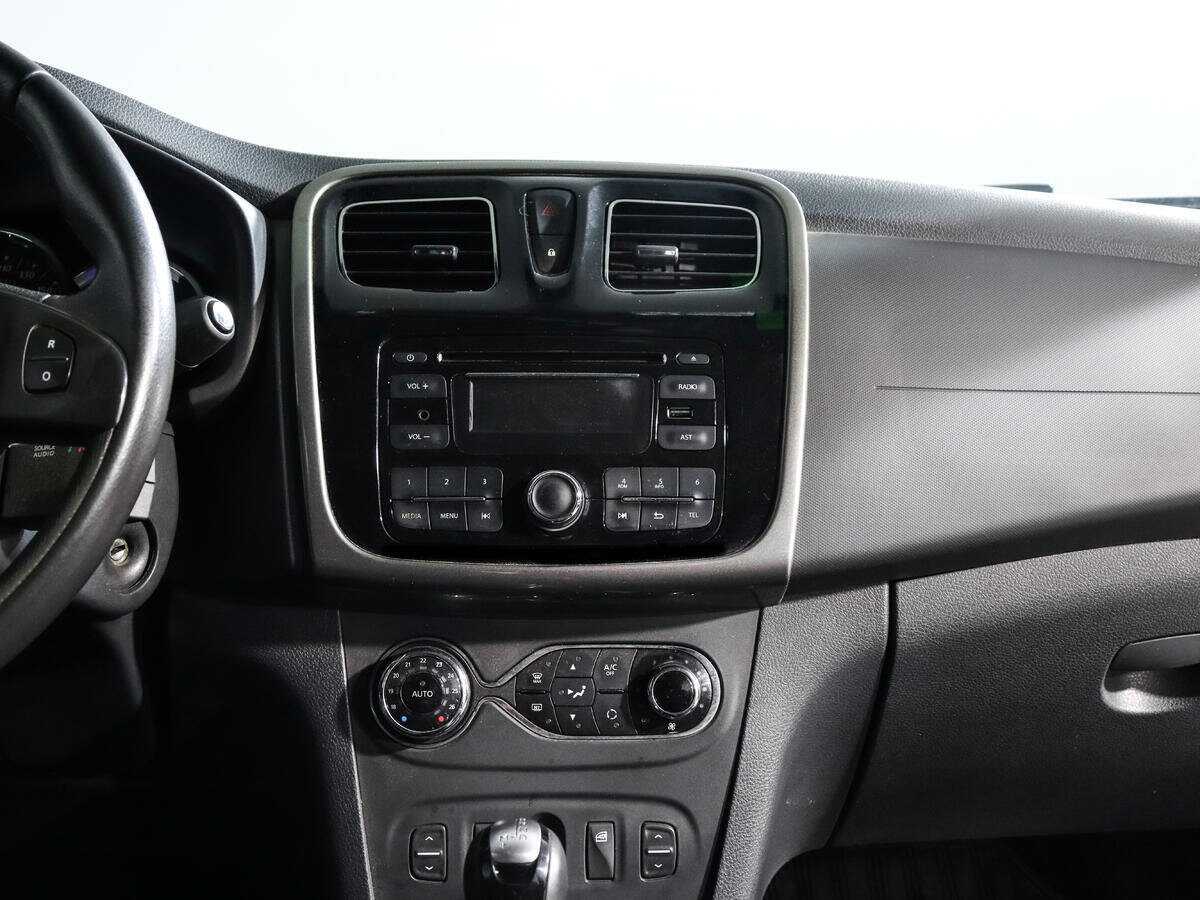 Renault Sandero с пробегом — 2016 год. Фото: #12
