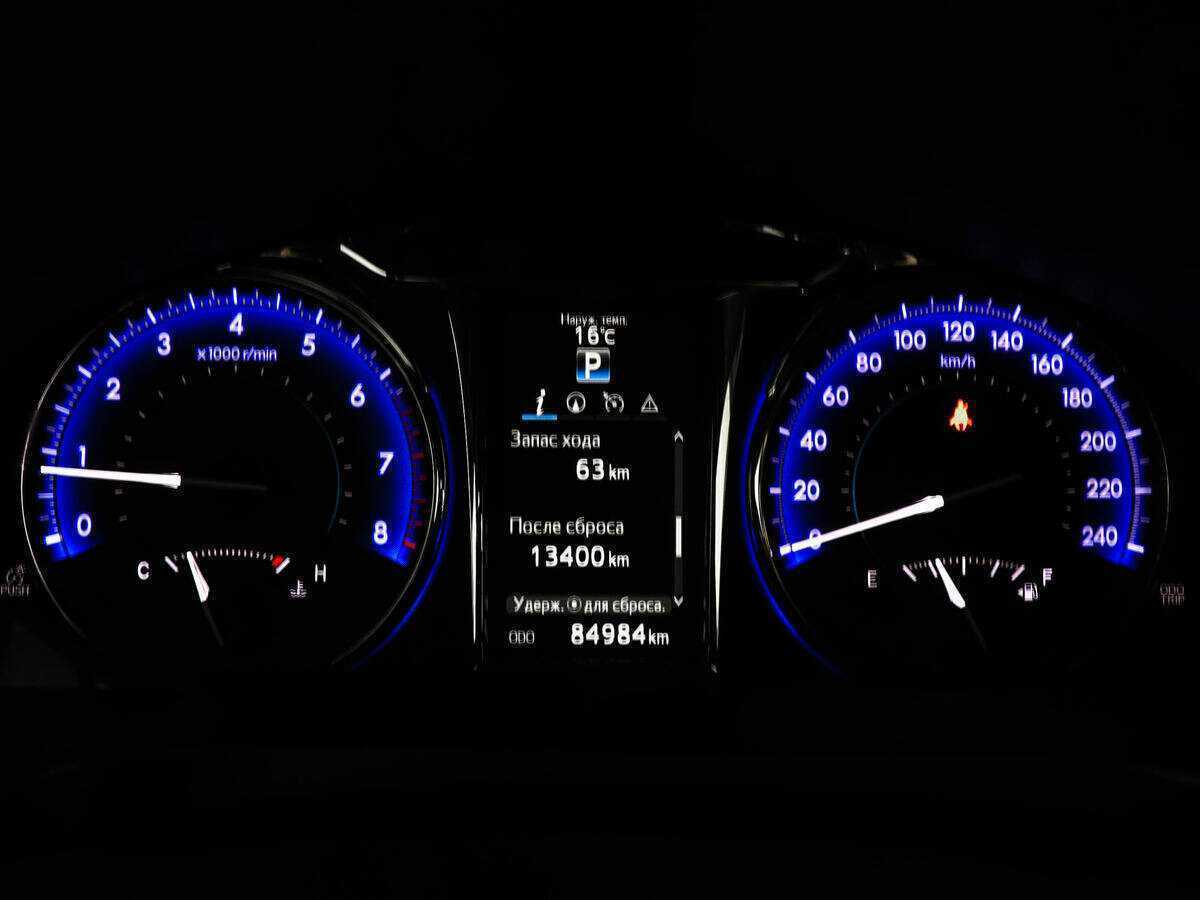 Toyota Camry с пробегом — 2016 год. Фото: #10