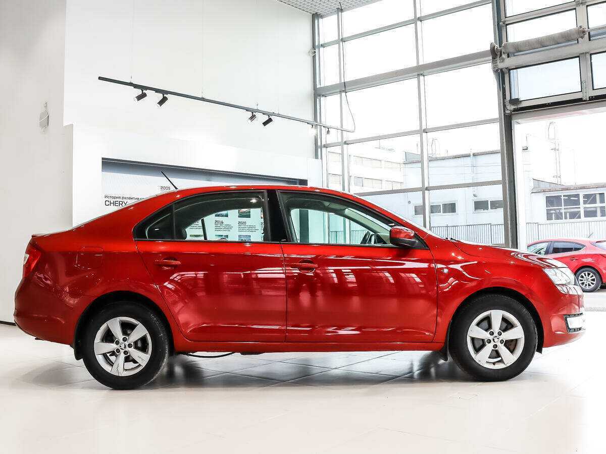 Skoda Rapid с пробегом — 2014 год. Фото: #3