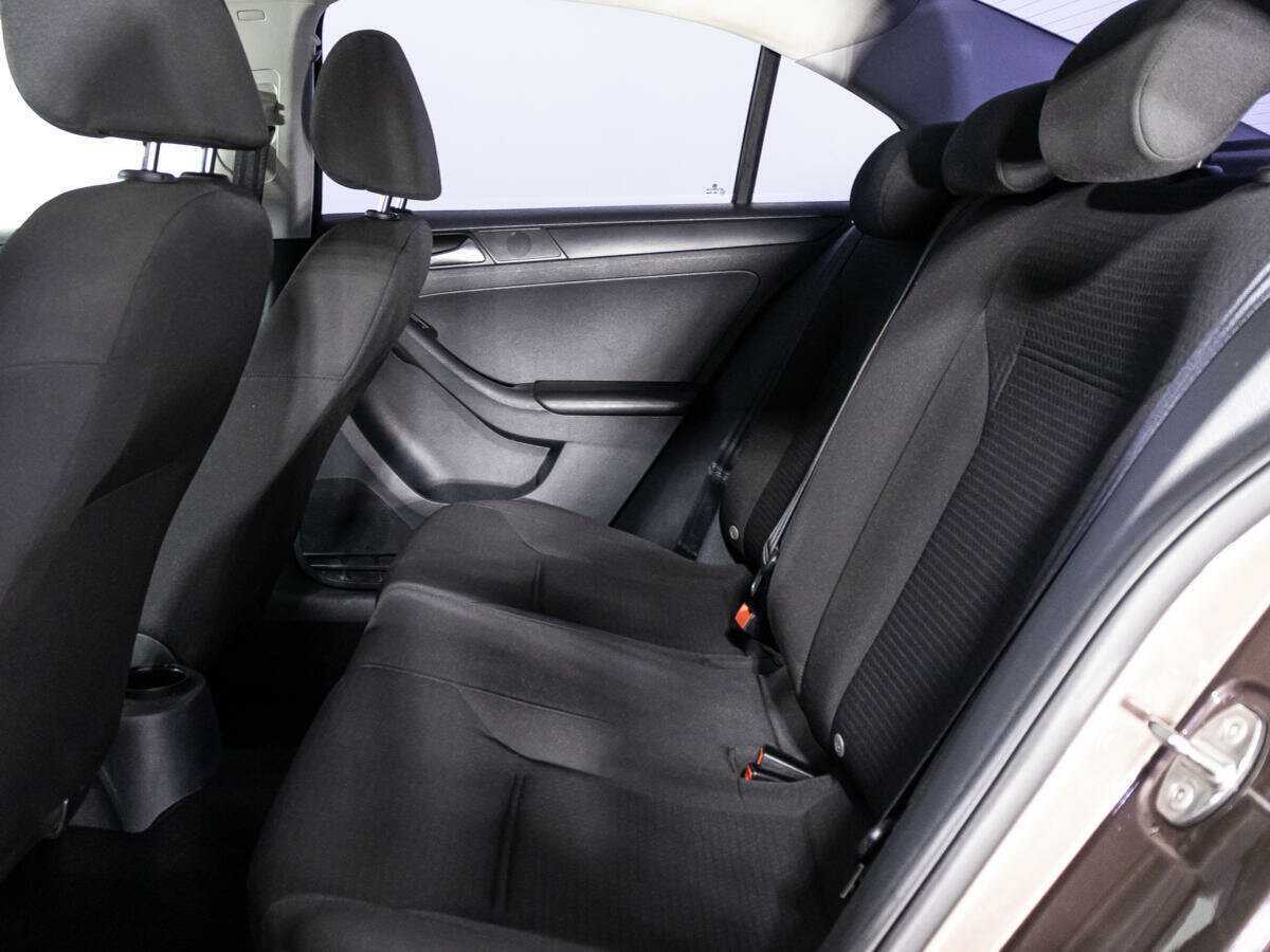 Volkswagen Jetta с пробегом — 2015 год. Фото: #9