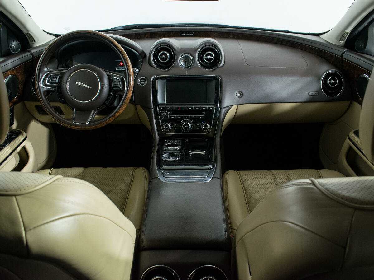 Jaguar XJ с пробегом — 2014 год. Фото: #11