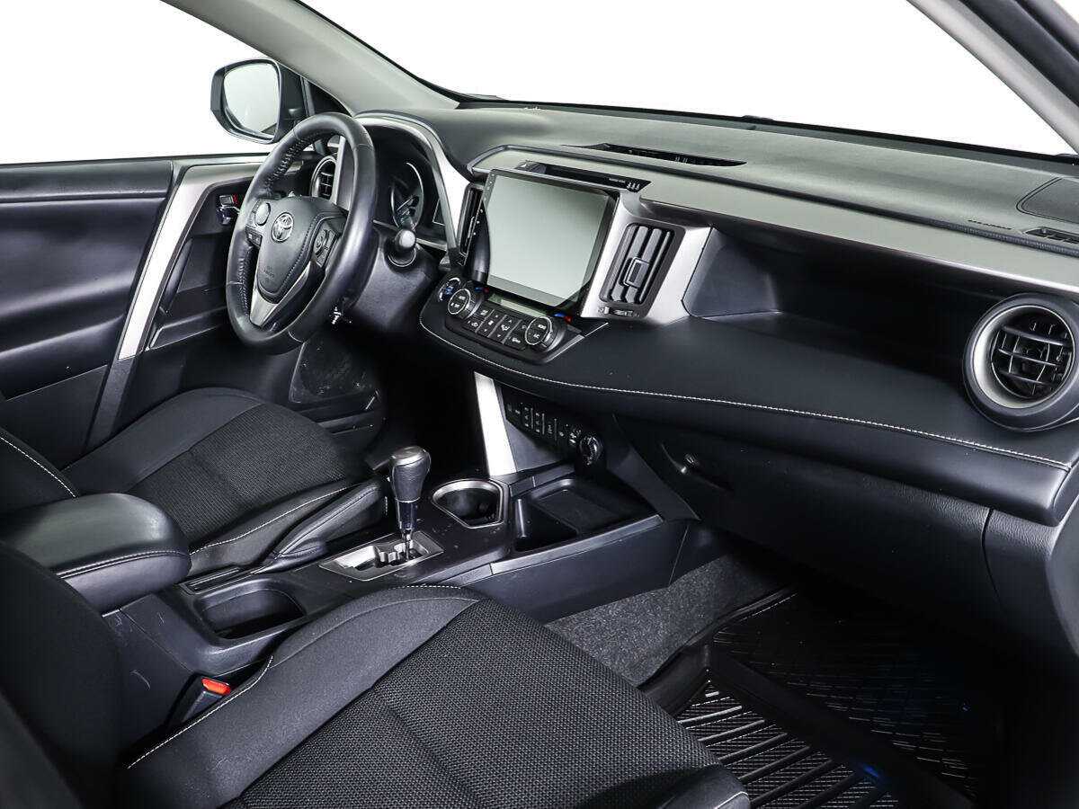 Toyota RAV4 с пробегом — 2017 год. Фото: #8