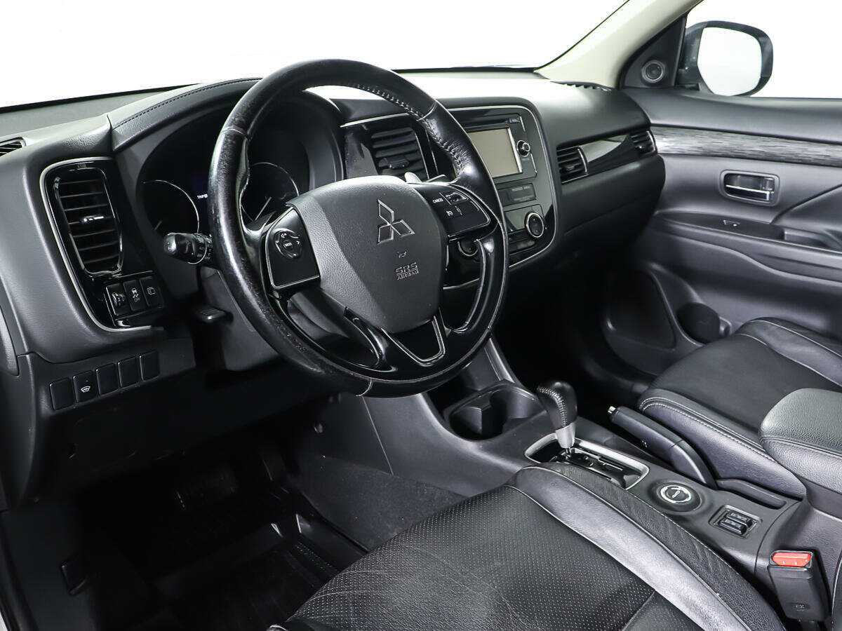 Mitsubishi Outlander с пробегом — 2015 год. Фото: #12