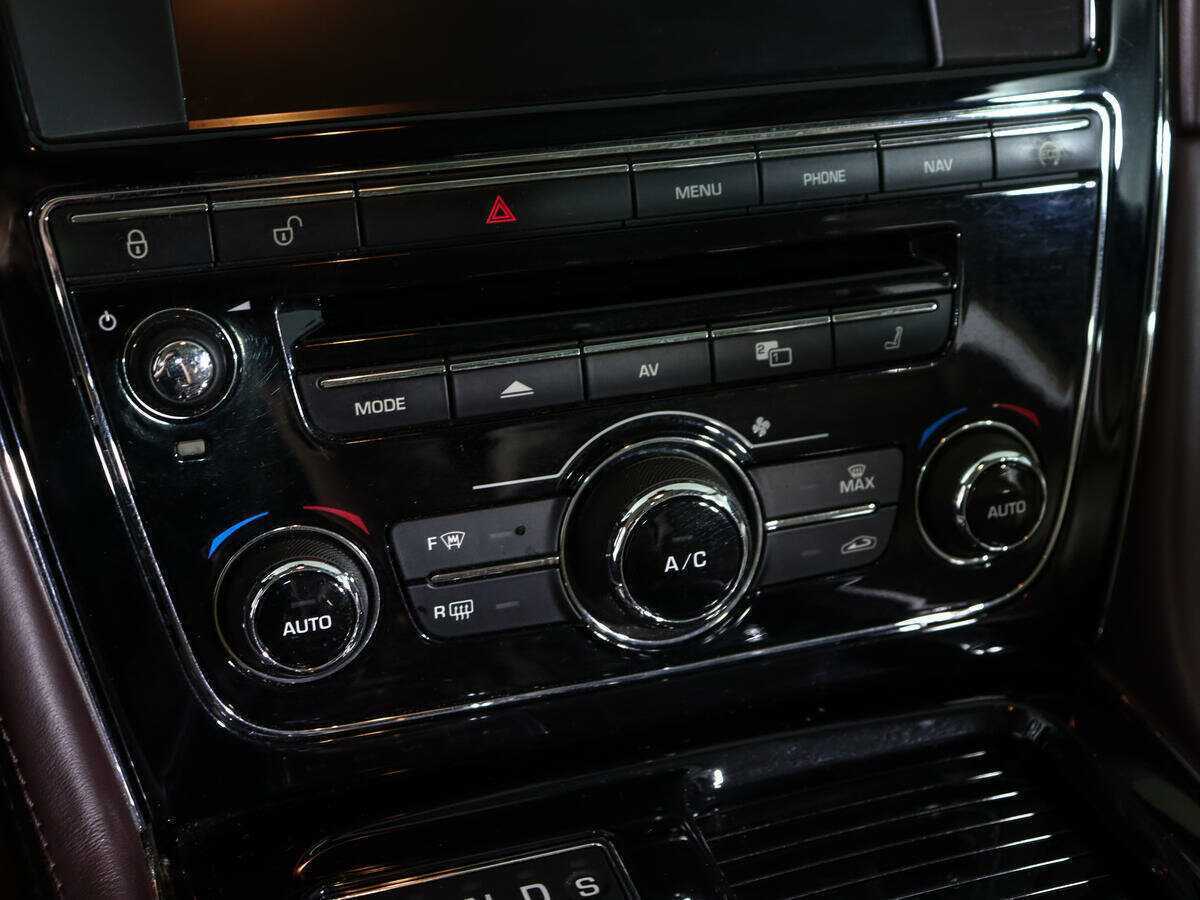 Jaguar XJ с пробегом — 2014 год. Фото: #32