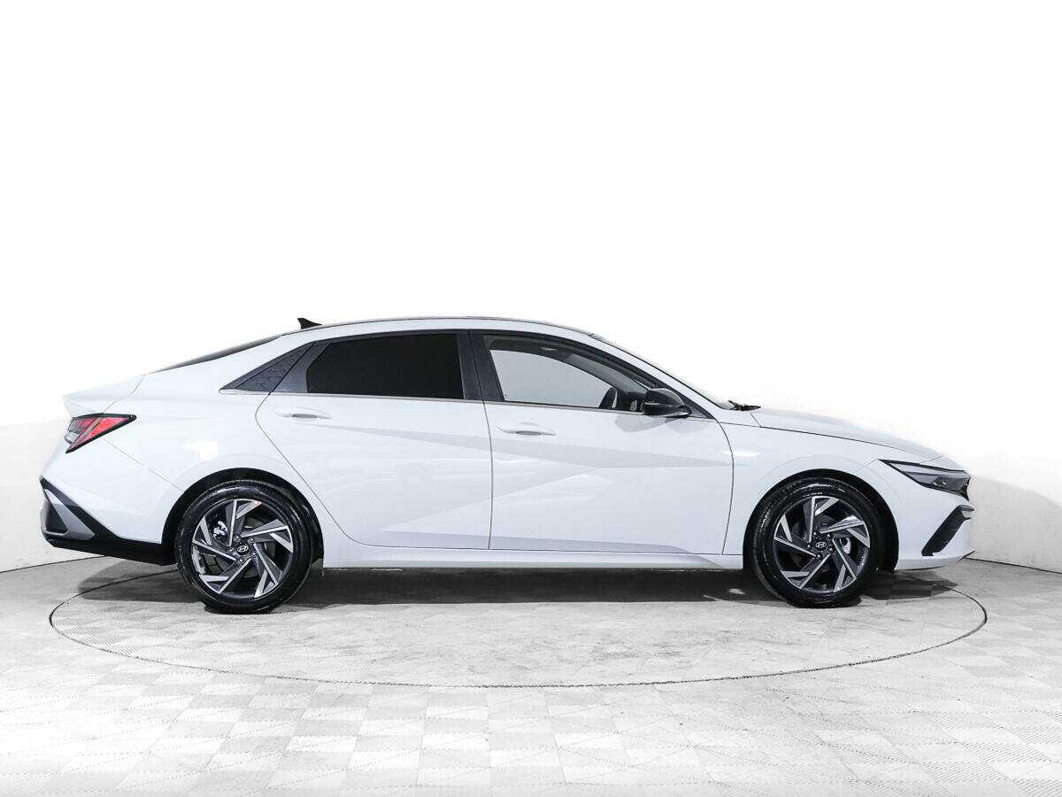 Hyundai Elantra с пробегом — 2024 год. Фото: #2