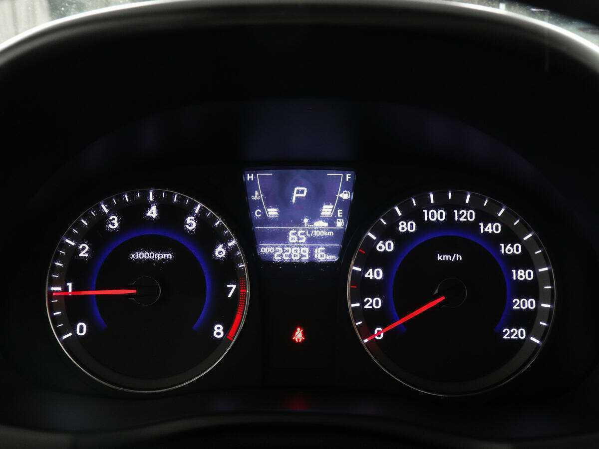 Hyundai Solaris с пробегом — 2012 год. Фото: #6