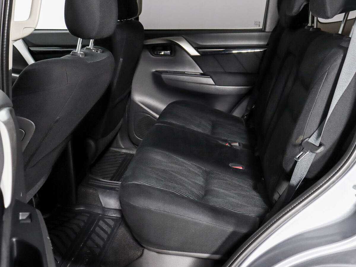 Mitsubishi Pajero Sport с пробегом — 2017 год. Фото: #11