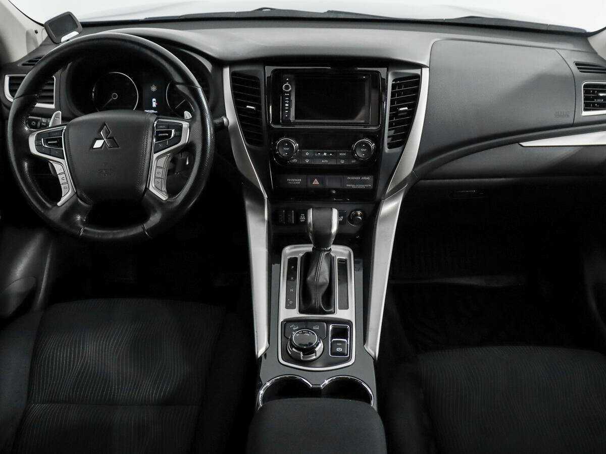 Mitsubishi Pajero Sport с пробегом — 2017 год. Фото: #13