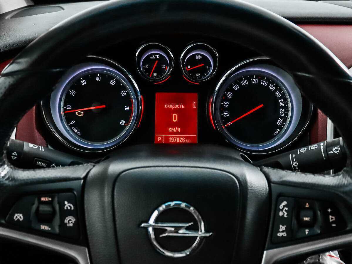 Opel Astra с пробегом — 2012 год. Фото: #14