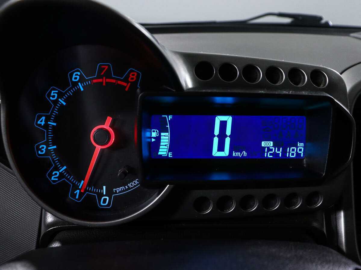 Chevrolet Aveo с пробегом — 2012 год. Фото: #8