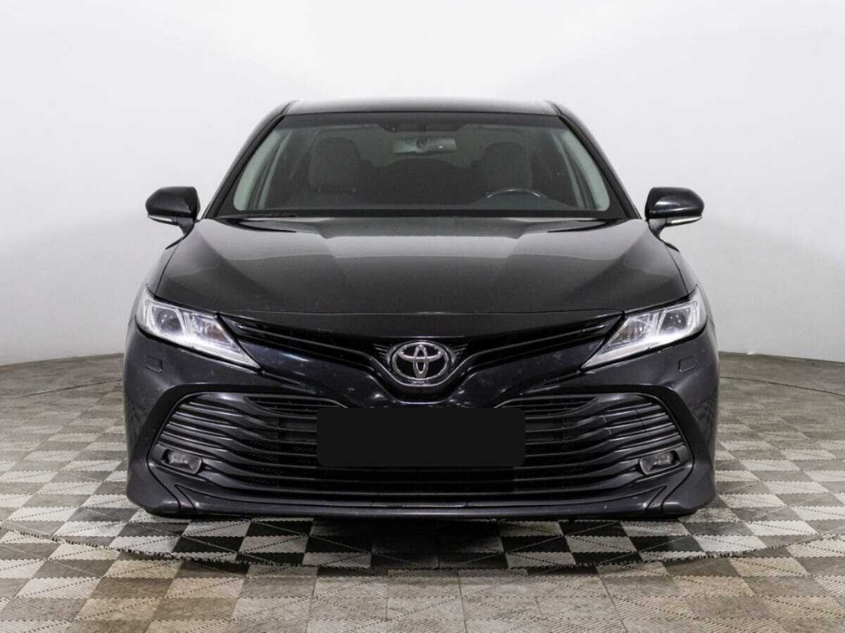 Toyota Camry с пробегом — 2018 год. Фото: #1