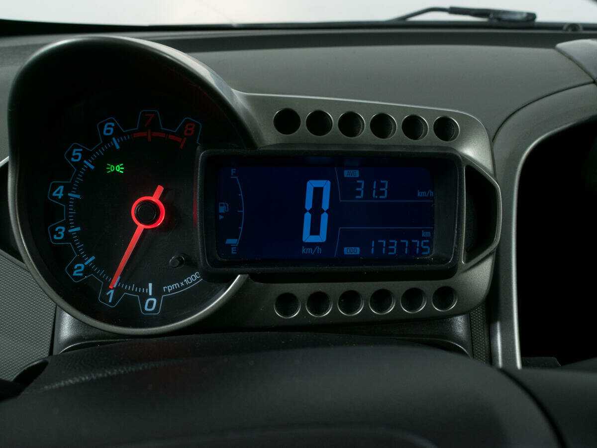 Chevrolet Aveo с пробегом — 2013 год. Фото: #9