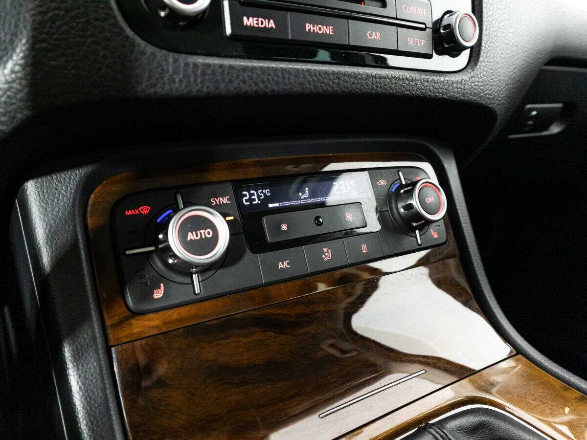 Volkswagen Touareg с пробегом — 2013 год. Фото: #18