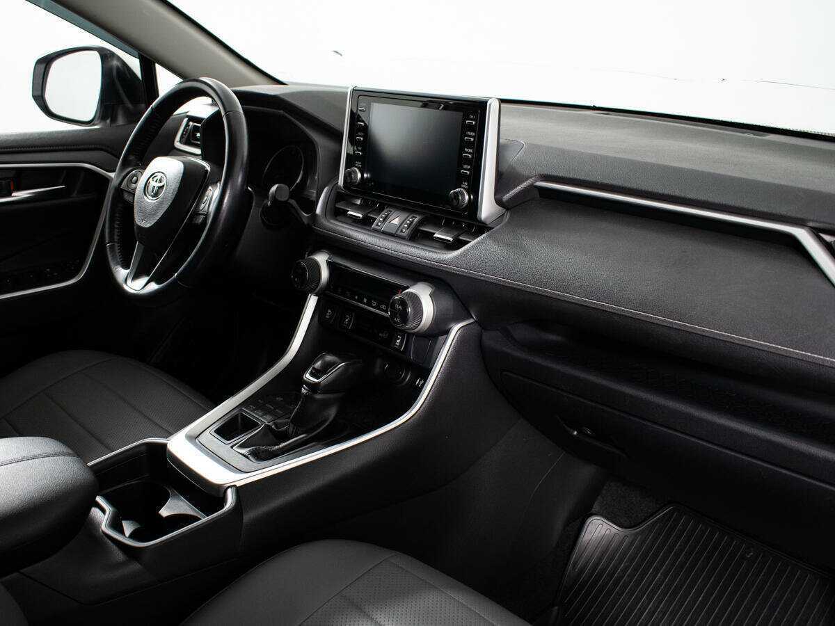 Toyota RAV4 с пробегом — 2020 год. Фото: #6