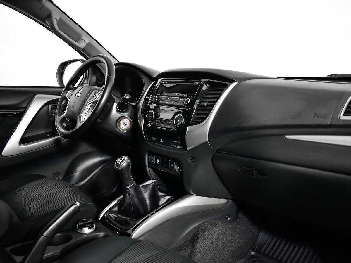 Mitsubishi Pajero Sport с пробегом — 2017 год. Фото: #8