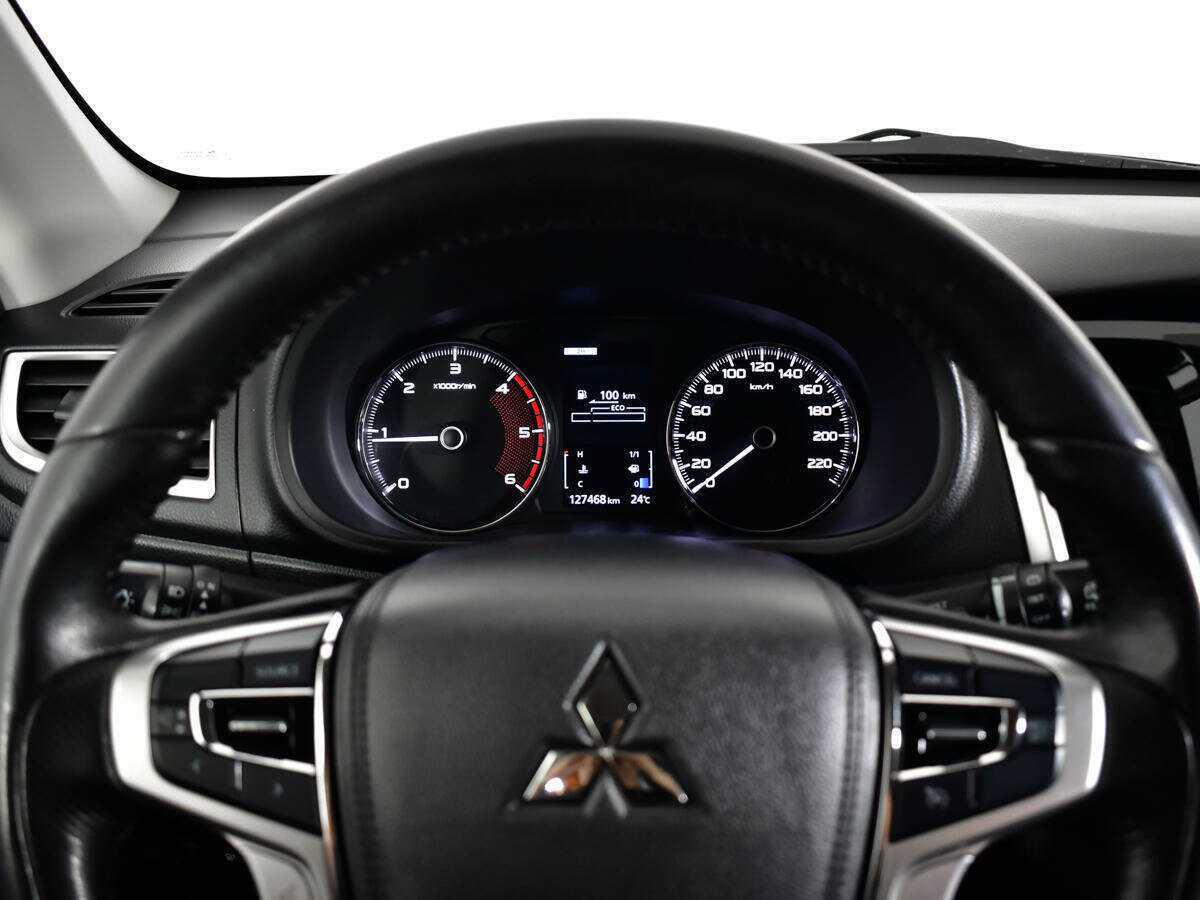 Mitsubishi Pajero Sport с пробегом — 2017 год. Фото: #10