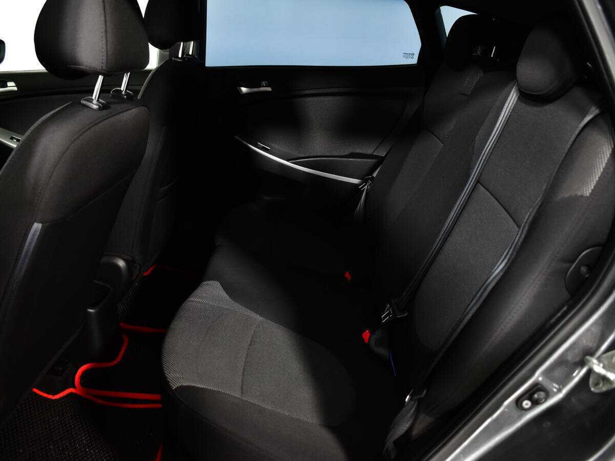 Hyundai Solaris с пробегом — 2012 год. Фото: #9