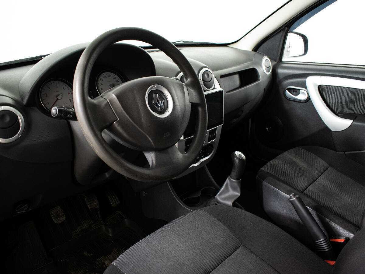 Renault Sandero с пробегом — 2013 год. Фото: #10