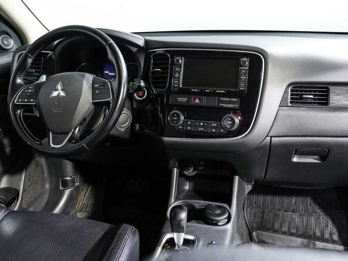 Mitsubishi Outlander с пробегом — 2015 год. Фото: #9