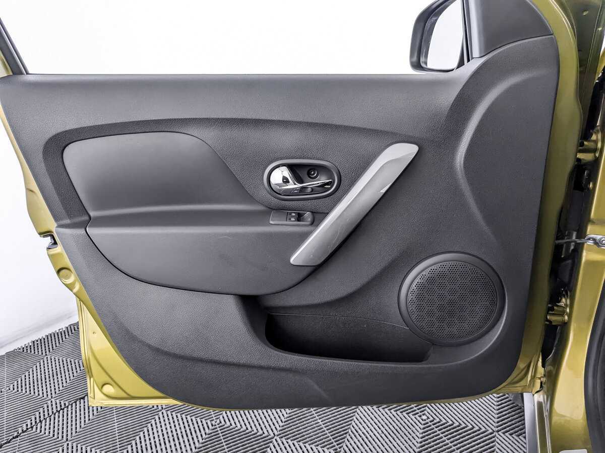 Renault Sandero с пробегом — 2016 год. Фото: #14