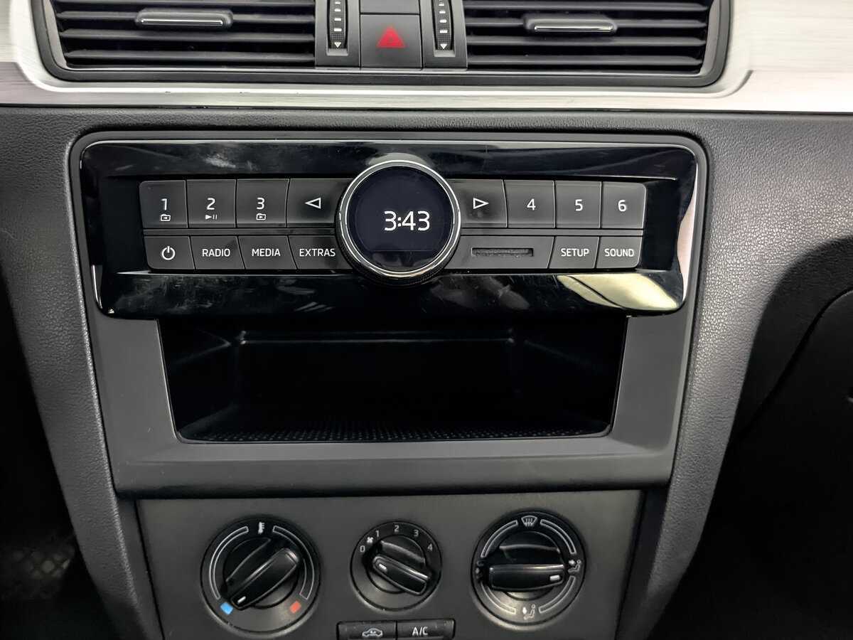 Skoda Rapid с пробегом — 2015 год. Фото: #12