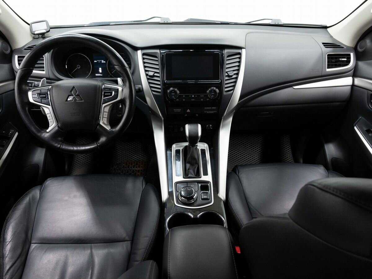 Mitsubishi Pajero Sport с пробегом — 2017 год. Фото: #12