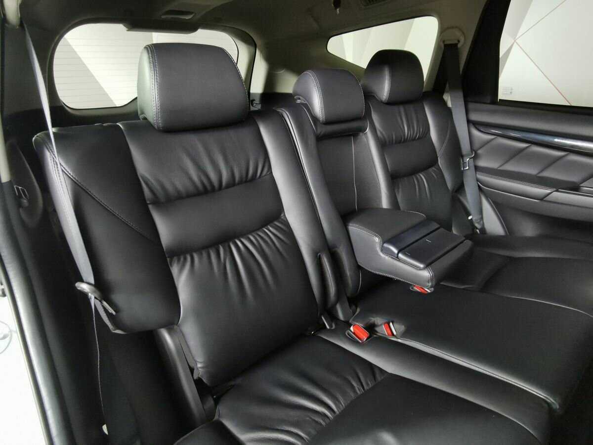 Mitsubishi Pajero Sport с пробегом — 2017 год. Фото: #12