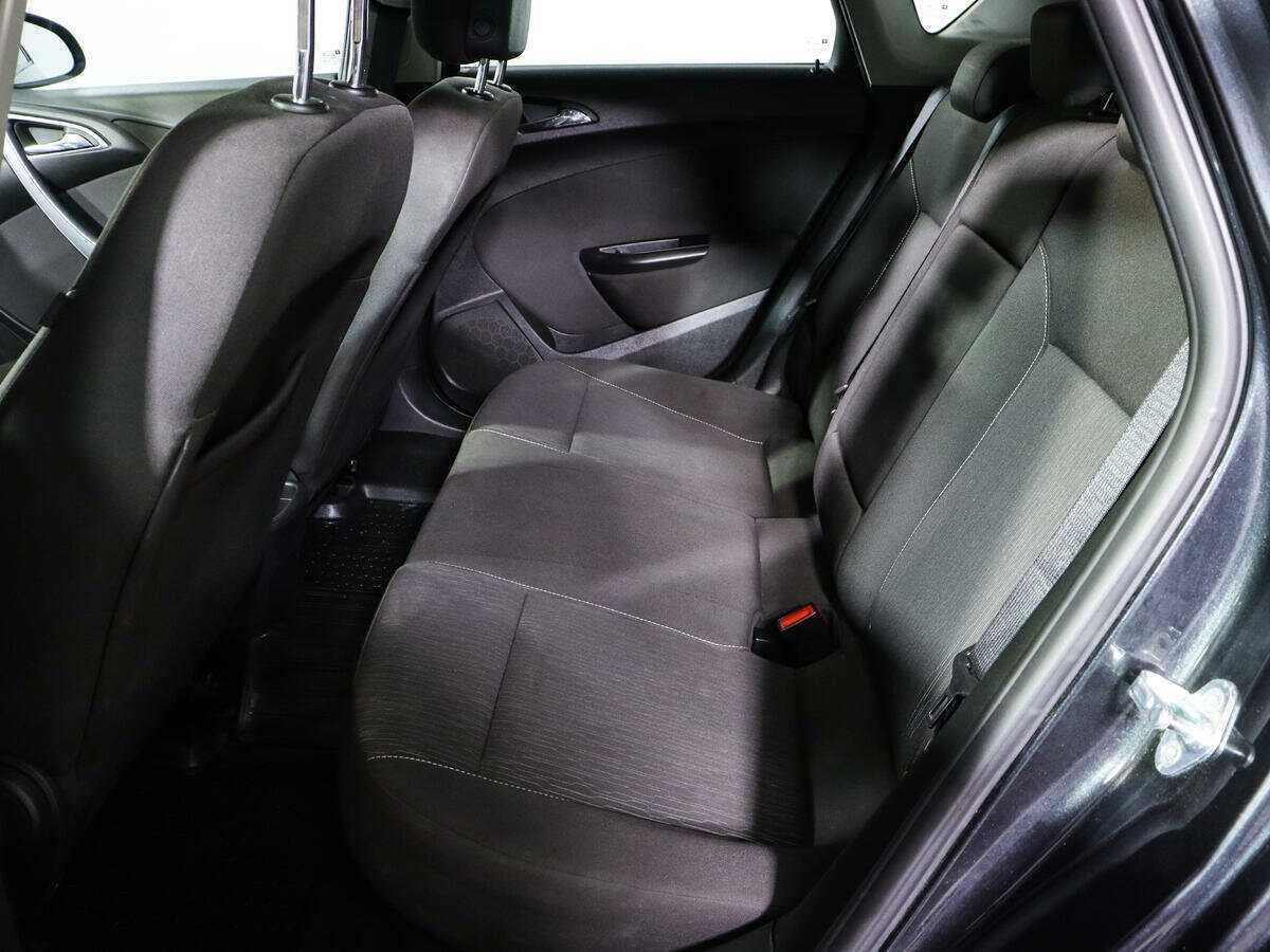 Opel Astra с пробегом — 2012 год. Фото: #7