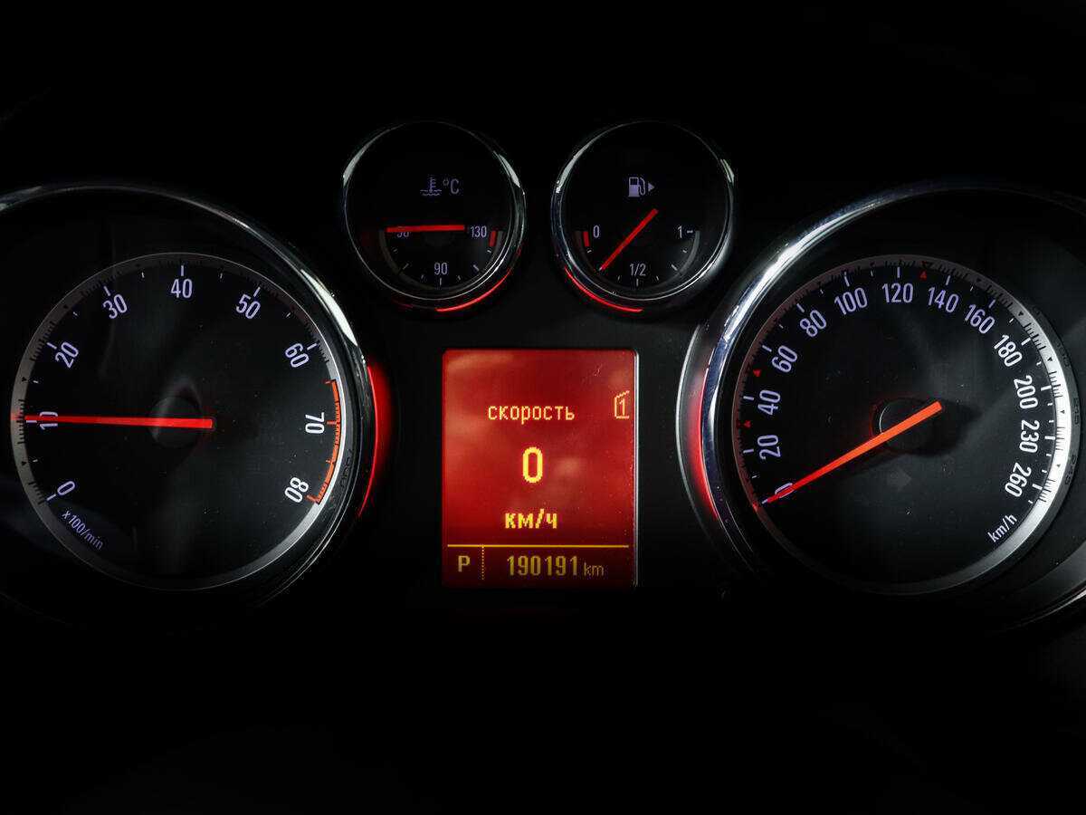 Opel Astra с пробегом — 2012 год. Фото: #8