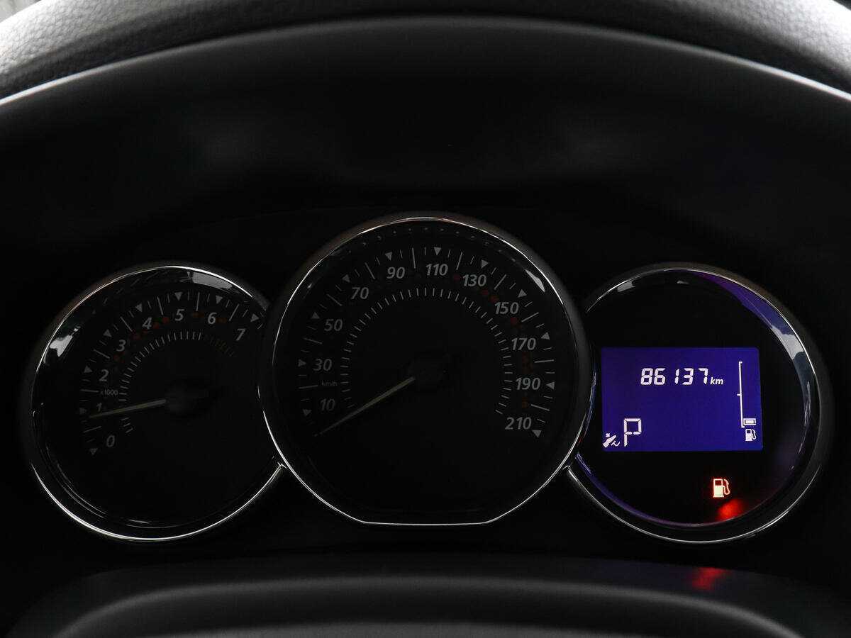 Renault Sandero с пробегом — 2016 год. Фото: #10