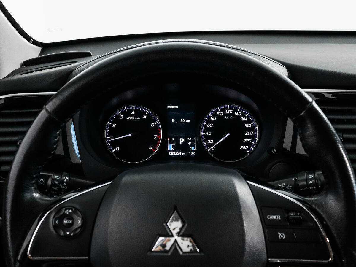 Mitsubishi Outlander с пробегом — 2015 год. Фото: #15