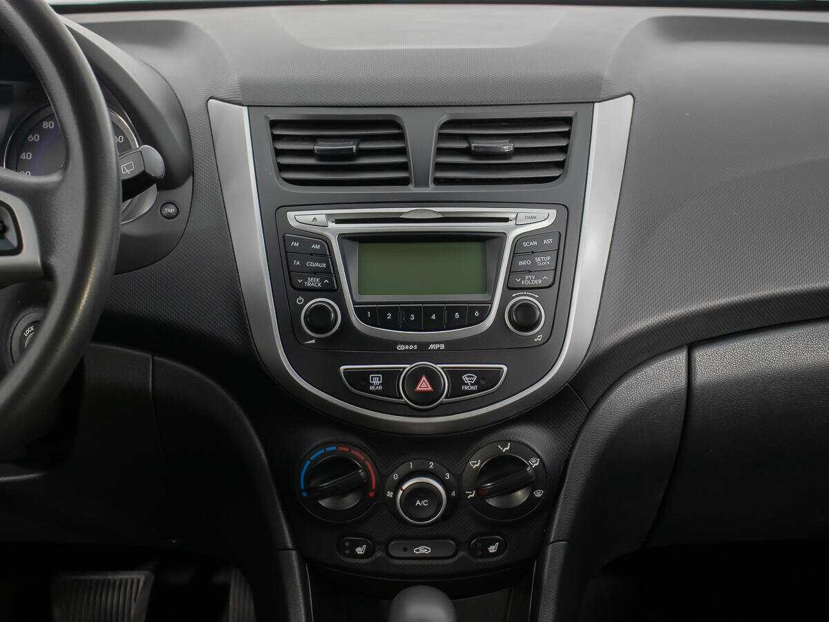 Hyundai Solaris с пробегом — 2012 год. Фото: #13