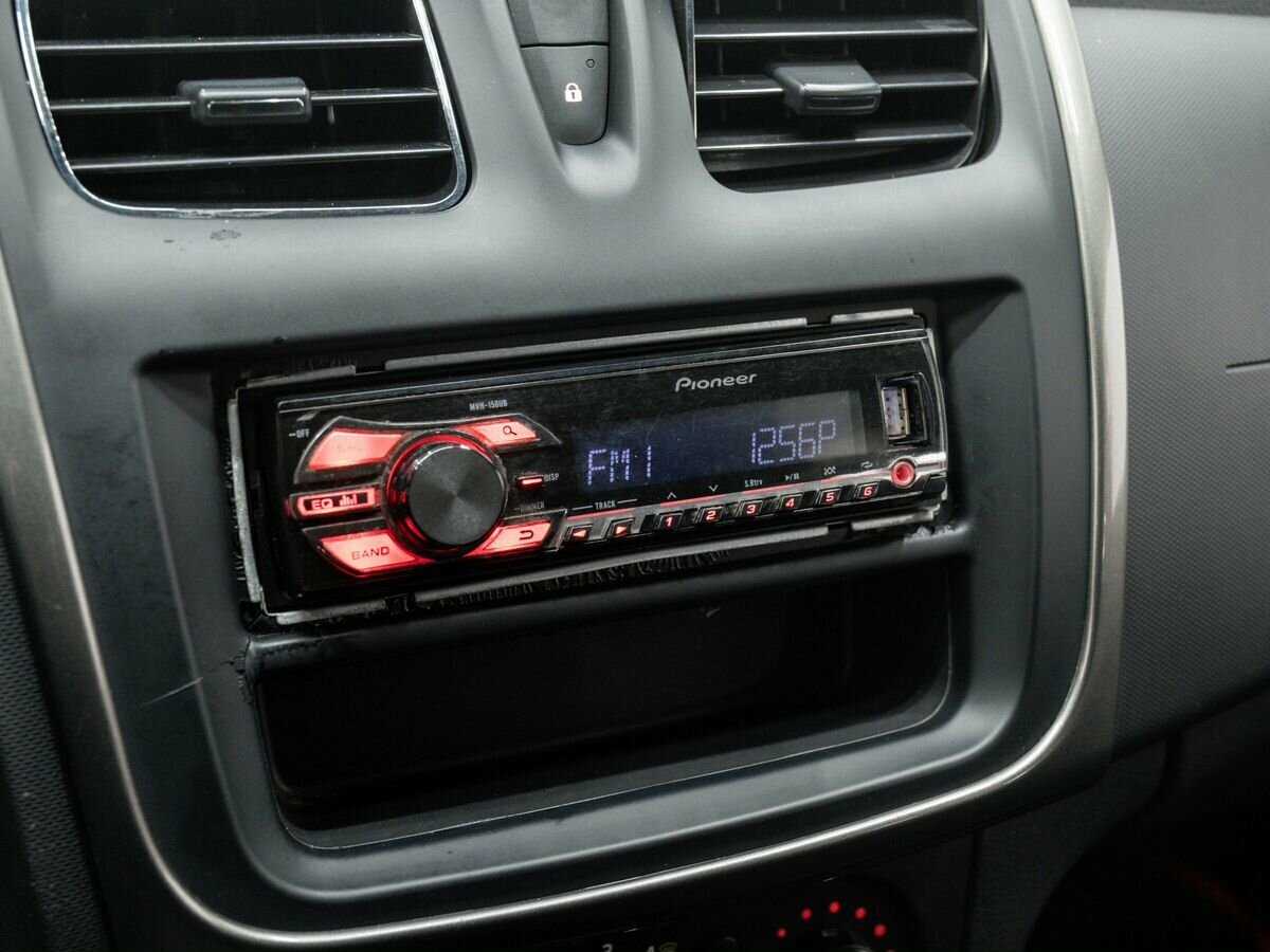 Renault Sandero с пробегом — 2017 год. Фото: #17