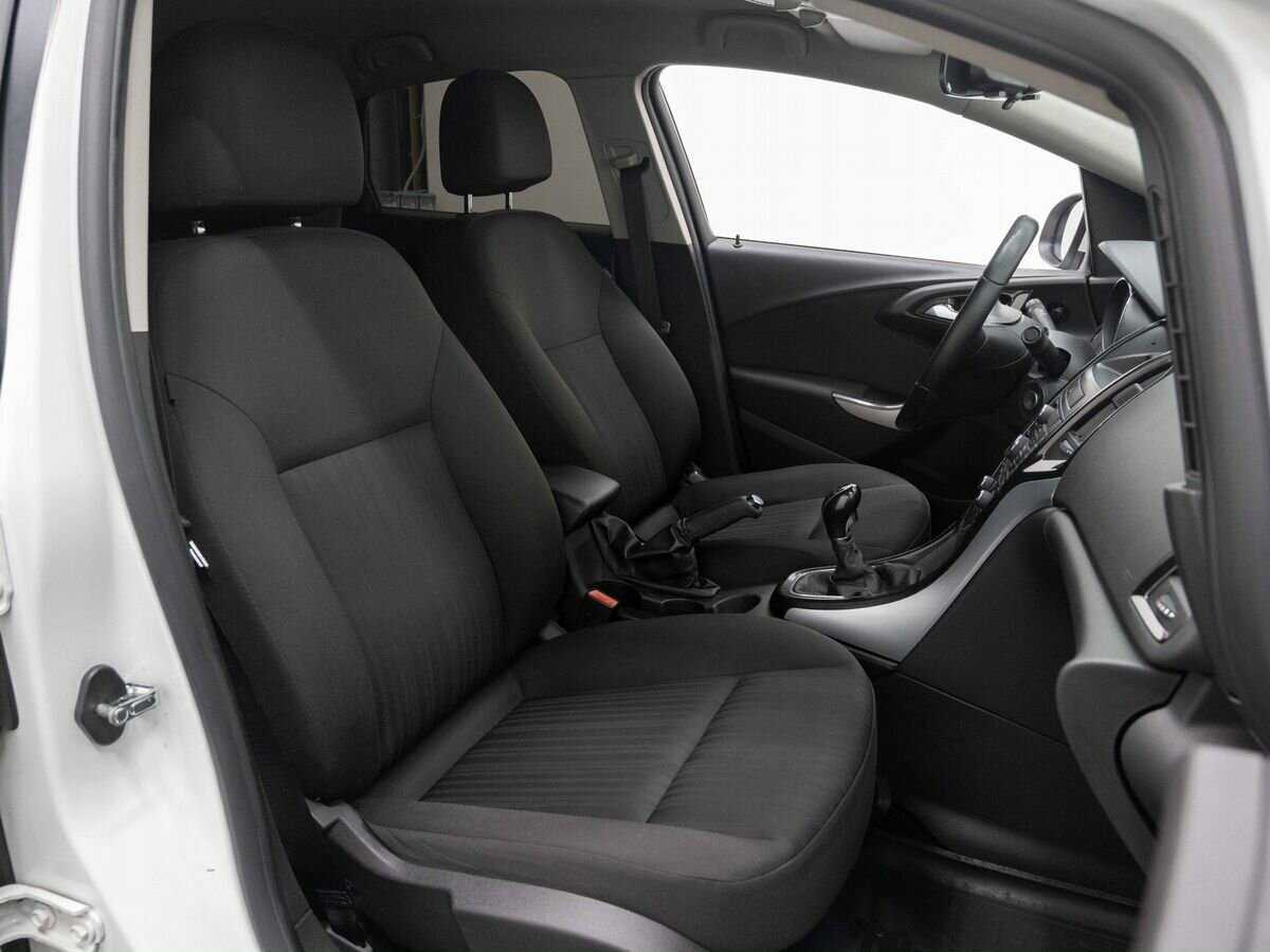 Opel Astra с пробегом — 2013 год. Фото: #11