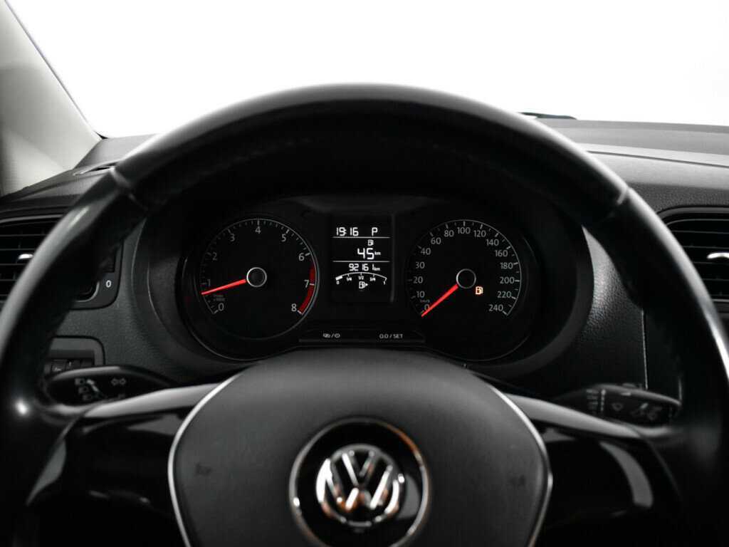 Volkswagen Polo с пробегом — 2015 год. Фото: #10