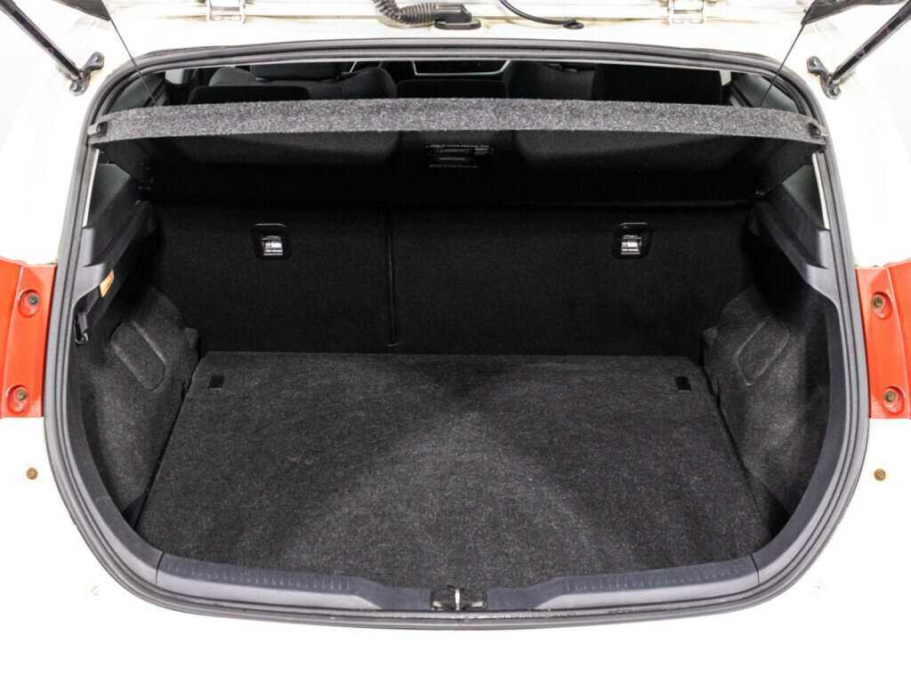 Toyota Auris с пробегом — 2014 год. Фото: #14