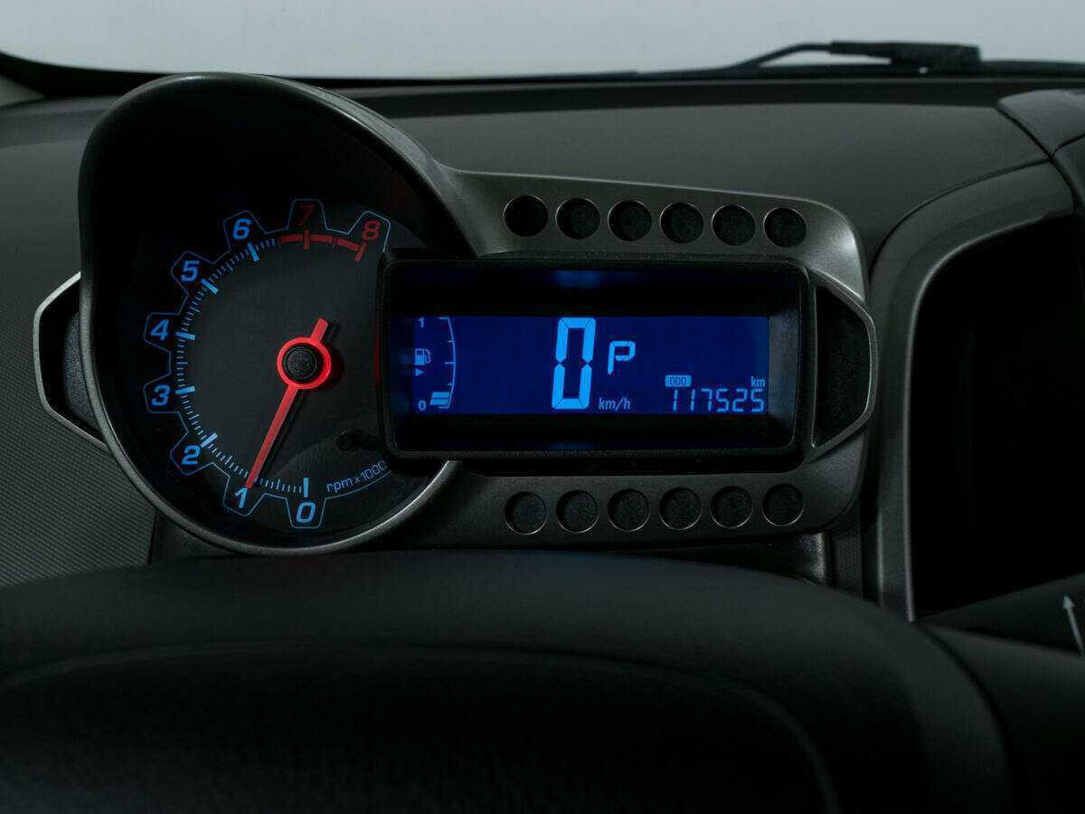 Chevrolet Aveo с пробегом — 2012 год. Фото: #11